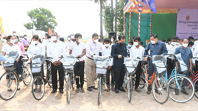 これから寺子屋で学ぶ子どもたちに自転車・通学バッグ・制服・文房具を贈呈
